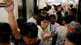 Moda kereta api di Filipina juga buruk karena jalurnya terbatas dan armadanya sudah uzur. Padahal banyak warga mengandalkannya untuk menuju tempat bekerja. (REUTERS/Eloisa Lopez).