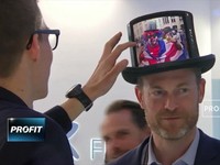 Royale Kenalkan Ponsel, Baju, hingga Topi Lipat Digital