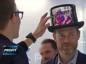 Royale Kenalkan Ponsel, Baju, hingga Topi Lipat Digital