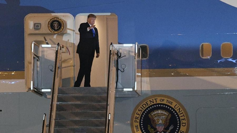 Donald Trump tiba di Bandara Internasional Noi Bai, di Hanoi, Vietnam, menjelang pertemuan keduanya dengan Pemimpin Korea Utara Kim Jong Un.