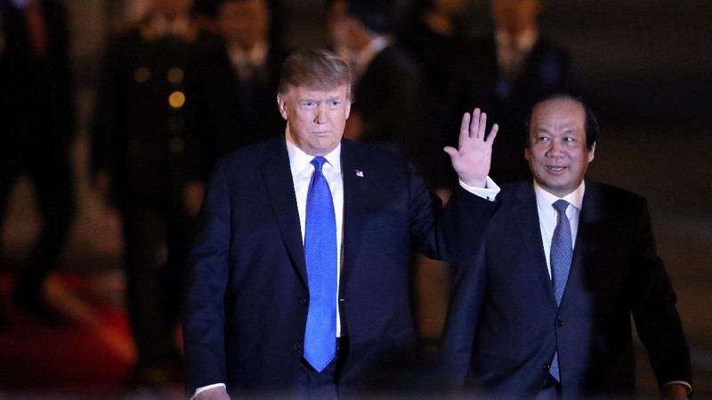 Donald Trump tiba di Bandara Internasional Noi Bai, di Hanoi, Vietnam, menjelang pertemuan keduanya dengan Pemimpin Korea Utara Kim Jong Un.