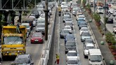 Pemandangan kepadatan lalu lintas pada pagi hari di jalan protokol EDSA di Kota Makati, Filipina. Suasanya tidak jauh berbeda dengan Jakarta. (REUTERS/Eloisa Lopez).