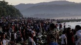 Warga berkumpul di pesisir pantai menyaksikan upacara memanggil nyale oleh para Rato di desa Hupumada dan Taramanu Kecamatan Wannokaka, NTT, Selasa (26/2). Tradisi memanggil nyale dilakukan jelang pelaksanaan perang tombak kayu sambil menunggang kuda atau Pasola. (ANTARA FOTO/Kornelis Kaha)
