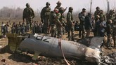 India dan Pakistan saling menembak jatuh armada angkatan udara di Kashmir pada Rabu (27/2). (Reuters/Danish Ismail)