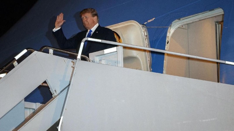 Donald Trump tiba di Bandara Internasional Noi Bai, di Hanoi, Vietnam, menjelang pertemuan keduanya dengan Pemimpin Korea Utara Kim Jong Un.