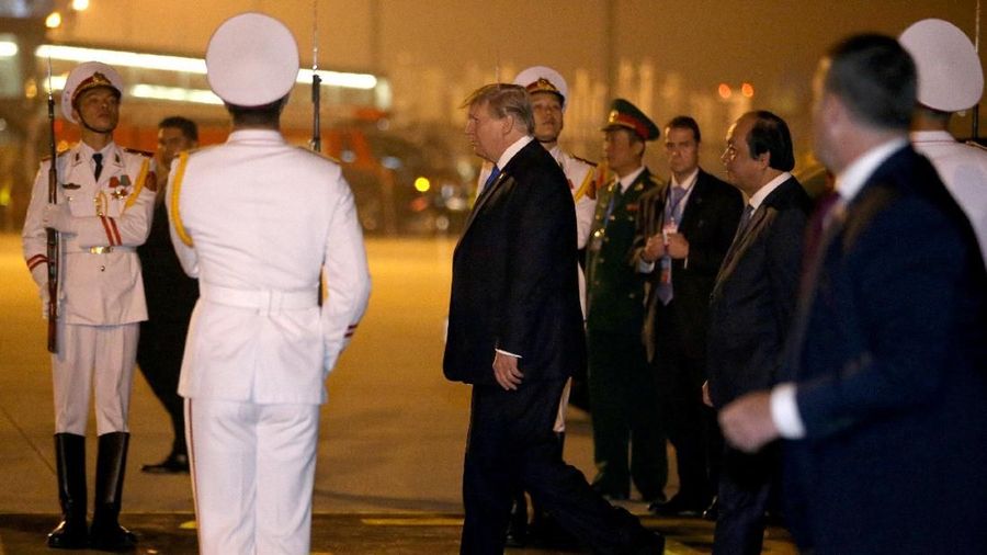 Donald Trump tiba di Bandara Internasional Noi Bai, di Hanoi, Vietnam, menjelang pertemuan keduanya dengan Pemimpin Korea Utara Kim Jong Un.