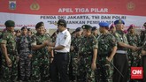 Gubernur DKI Jakarta Anies Baswedan menerangkan salah satu kontribusi masyarkat untuk menjaga situasi kamtibmas adalah melaporkan kepada aparat bila menyaksikan hal-hal berpotensi mengganggu keamanan. (CNN Indonesia/Adhi Wicaksono)