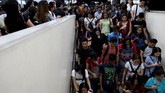 Rutinitas para pelaju di wilayah pinggiran Kota Manila saban hari berjibaku di transportasi umum, seperti kereta, menuju tempat kegiatan mereka di tengah kota. (REUTERS/Eloisa Lopez).