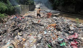 Jorok! Sampah Menumpuk di Kali Cibinong