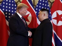 Dua Korea Perang, Trump Perpanjang Sanksi untuk Korut 1 Tahun