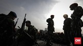 Dalam Apel Tiga Pilar, TNI melibatkan tiga matra (darat, laut, udara). Sementara itu dari Polda Metro Jaya diikuti Brimob, dan Pemprov DKI melibatkan personel Dishub dan Satpol PP. (CNN Indonesia/Adhi Wicaksono)