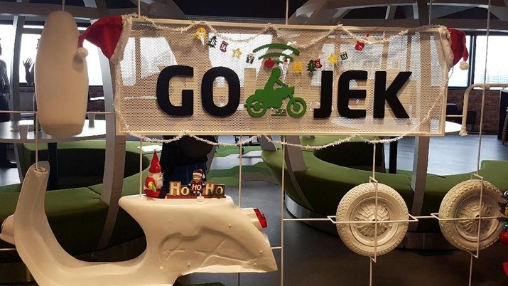 FILE PHOTO: A Go-Jek logo is pictured in the company's office in Singapore, Nov. 29, 2018. REUTERS/Anshuman Daga/File Photo