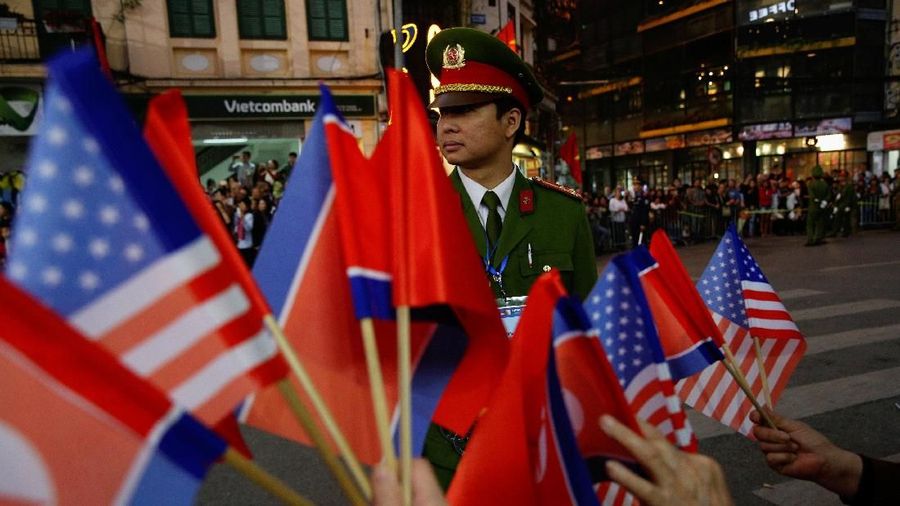 Sebelum bertemu di Hanoi, kedua pemimpin tersebut sempat bertemu di Capella Hotel, Pulau Sentosa, Singapura