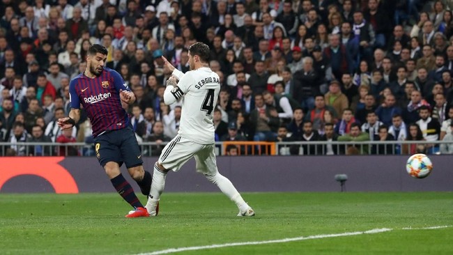 Namun di awal babak kedua, Luis Suarez mampu menjebol gawang Real Madrid memanfaatkan umpan silang Ousmane Dembele. (REUTERS/Susana Vera)