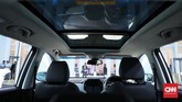 Wuling memberikan Almaz fitur panoramic roof dan sunroof yang bila digabungkan ukurannya sampai 1 meter. (CNN Indonesia/Hesti Rika)