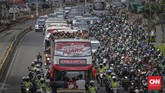 Arak-arakan berlangsung dari kawasan Senayan menuju Istana Negara. (CNN Indonesia/Adhi Wicaksono)