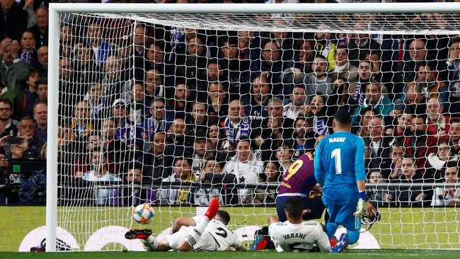 Saat Real Madrid mencoba mengejar ketinggalan, mereka justru malah tertinggal 0-2 karena Raphael Varane mencetak gol bunuh diri di menit ke-69. (REUTERS/Juan Medina)