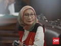Ratna Acungkan Dua Jari Sebelum Sidang Dimulai