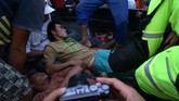 Petugas merawat seorang penambang yang selamat dari lokasi Pertambangan Emas Tanpa Izin (PETI) Desa Bakan, Kecamatan Lolayan, Kabupaten Bolaang Mongondouw, Sulawesi Utara. Sejumlah korban sempat berteriak meminta bantuan. (ANTARA FOTO/Adwit B Pramono/ama)
