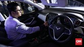 Wuiling Almaz dilengkapi layar sentuh 10.4 inci. Head unit ini menyandang beragam fasilitas hiburan, konektifitas dan banyak fitur lainnya. (CNN Indonesia/Hesti Rika)