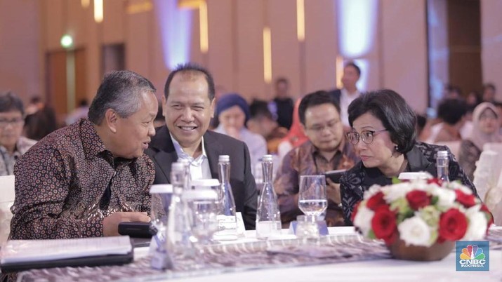 Gubernur Bank Indonesia Perry Warjiyo, Chairman CT Corp Chairul Tanjung dan Menteri Keuangan Sri Mulyani Indrawati dalam acara CNBC Indonesia Economic Outlook 2019. (CNBC Indonesia/Muhammad Sabki) Gubernur Bank Indonesia Perry Warjiyo, Chairman CT Corp Chairul Tanjung dan Menteri Keuangan Sri Mulyani Indrawati dalam acara CNBC Indonesia Economic Outlook 2019. (CNBC Indonesia/Muhammad Sabki)