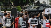 Para aktivis menolak wacana dwifungsi TNI. Mereka memprotes restrukturisasi dan reorganisasi TNI dengan rencana penempatan anggota militer aktif di jabatan Sipil. (CNN Indonesia/Adhi Wicaksono)