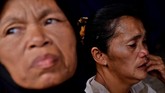 Dua orang wanita menanti kabar anggota keluarganya yang tertimbun longsor di lokasi Pertambangan Emas Tanpa Izin (PETI) Desa Bakan, Kecamatan Lolayan, Kabupaten Bolaang Mongondouw, Sulawesi Utara. (ANTARA FOTO/Adwit B Pramono/ama).