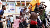 Buhari memimpin perolehan suara atas penantang utamanya, Atiku Abubakar dengan selisih 1,7 juta suara. (REUTERS/Nyancho NwaNri)