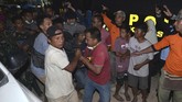 Petugas belum menggunakan alat berat untuk mengevakuasi korban karena dikhawatirkan akan memicu longsor susulan. (AP Photo)