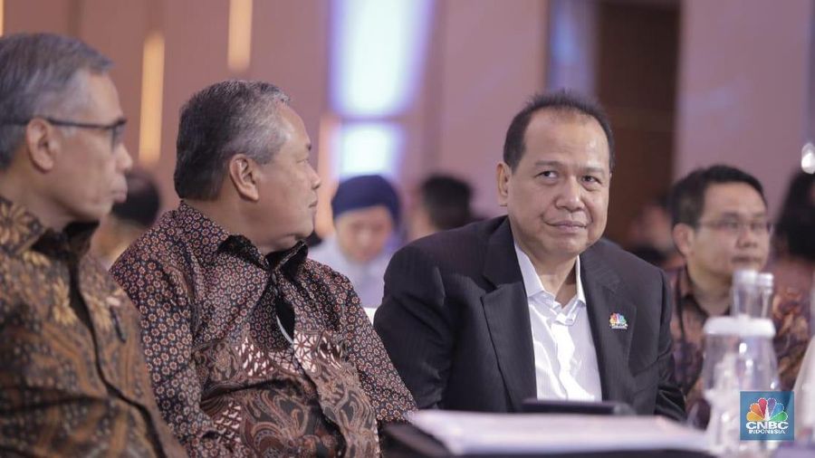 Ketua Dewan Komisioner Otoritas Jasa Keuangan (OJK) Wimboh Santoso, Gubernur Bank Indonesia Perry Warjiyo, Chairman CT Corp Chairul Tanjung saat menghadiri acara CNBC Indonesia Economic Outlook 2019. (CNBC Indonesia/Muhammad Sabki)