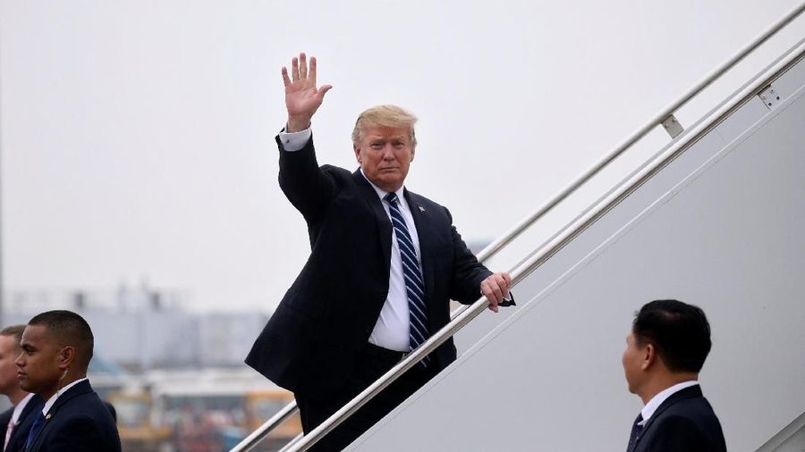 Pada akhirnya, hanya butuh dua tweet dari Donald Trump untuk meruntuhkan kedamaian pasar keuangan global.