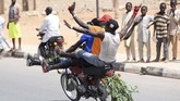 Sementara Abubakar mendulang 11.262.978 suara atau sekitar 41 persen. (REUTERS/Sani Maikatanga)