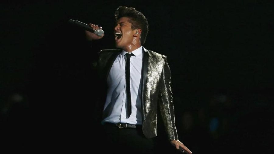 Bruno Mars performs during the halftime show of the NFL Super Bowl XLVIII football game between the Denver Broncos and the Seattle Seahawks in East Rutherford, New Jersey, in this February 2, 2014 file photo. REUTERS/Carlo Allegri/Files