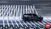 Wuling Motors meluncurkan mobil Sport Utility Vehicle (SUV) pertamanya Almaz di Jakarta, pada (27/2). Wuiling Almaz dibanderol dengan harga Rp318,8 juta. (CNN Indonesia/Hesti Rika)