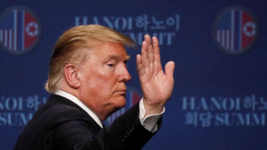 Presiden AS Donald Trump bereaksi selama konferensi pers setelah pertemuan puncaknya dengan pemimpin Korea Utara Kim Jong Un, di JW Marriott Hotel di Hanoi, Vietnam 28 Februari 2019. (REUTERS / Jorge Silva)