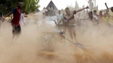 Oposisi menuduh terjadi kelebihan suara dan kecurangan-kecurangan lainnya dalam pemungutan suara. (REUTERS/Nyancho NwaNri)
