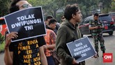 Massa aksi menilai wacana tersebut bertentangan dengan reformasi TNI. Wacana ini terus bergulir dan tak sedikit menuai kritik karena dinilai sama saja menghidupkan kembali dwifungsi ABRI yang dulu berjaya di era Orde Baru. (CNN Indonesia/Adhi Wicaksono)