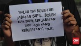 Panglima TNI Marsekal Hadi Tjahjanto menganggap wacana militer menempati jabatan sipil sebagai solusi atas banyaknya pati dan pamen yang belum mendapat jabatan di struktur TNI. (CNN Indonesia/Adhi Wicaksono)