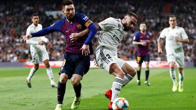 Barcelona bertandang ke markas Real Madrid dalam leg kedua semifinal Copa del Rey. Di leg pertama, kedua tim bermain imbang 1-1. (REUTERS/Juan Medina)