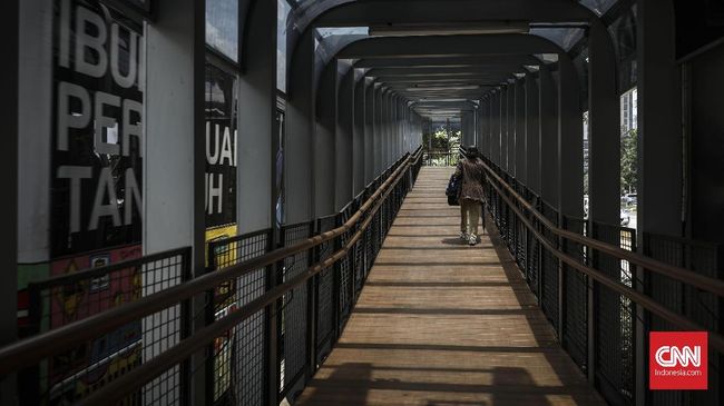 JPO Senayan dan GBK Rusak Dilintasi Skuter Listrik