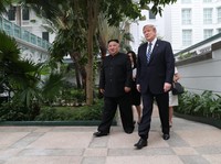 Panas Dingin Hubungan Trump & Kim, Mesra Tapi Saling Ancam