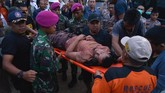Petugas menggotong seorang penambang yang selamat dari lokasi Pertambangan Emas Tanpa Izin (PETI) Desa Bakan, Kecamatan Lolayan, Kabupaten Bolaang Mongondouw, Sulawesi Utara, Rabu (27/2). (ANTARA FOTO/Adwit B Pramono/ama).