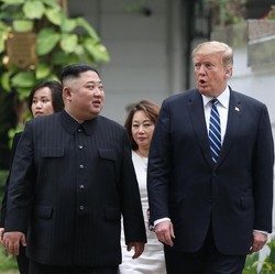 Trump Ingin Ketemu Jong Un, Cuma untuk Salaman & Say Helo!