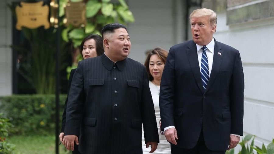 Trump mengatakan dia akan bertemu dengan Kim di perbatasan antara Korea Utara dan selatan hanya untuk berjabat tangan dan berkata Halo.