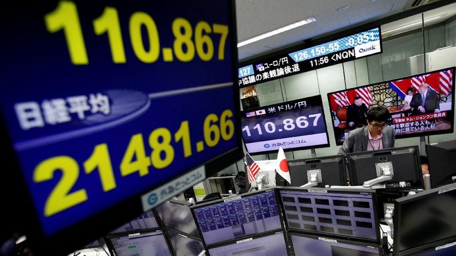 An employees of a foreign exchange trading company works next to monitors displaying Japanese yen's exchange rate against the U.S. dollar, Euro and broadcasting a meeting between U.S. President Donald Trump and North Korean leader Kim Jong Un during their second North Korea-U.S. summit in Hanoi, in Tokyo, Japan February 28, 2019.  REUTERS/Issei Kato