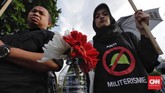 Sejumlah aktivis HAM yang tergabung Jaringan Solidaritas Korban untuk Keadilan (JSKK) menggelar kembali Aksi Kamisan ke-576 di depan Istana Merdeka, Jakarta Pusat, Kamis (28/2). (CNN Indonesia/Adhi Wicaksono)