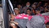 Personel Tim SAR gabungan yang awalnya berjumlah 20 orang ditambah menjadi 60 orang. Tim SAR tambahan berasal dari Polres Kotamobagu dan Kompi Brimob Inuai Bolang Mongondow.(UNGKE PEPOTOH/BNPB/ AFP)