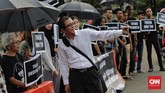 Ratusan orang mengikuti aksi menolak kembalinya militer menduduki jabatan sipil. Aksi ini tidak menimbulkan kemacetan di kawasan Istana Merdeka, massa begitu tertib dalam menjalankan aksinya. (CNN Indonesia/Adhi Wicaksono)