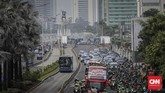 Secara keseluruhan, arak-arakan ini terbilang sepi dari kehadiran suporter Timnas Indonesia U-22. (CNN Indonesia/Adhi Wicaksono)