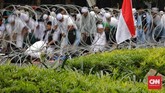 Amien Rais sempat berusaha memimpin perwakilan massa menemui pimpinan KPU. Namun dia memilih kembali pulang setelah tak mendapat respons dari komisioner KPU. (CNN Indonesia/Adhi Wicaksono)